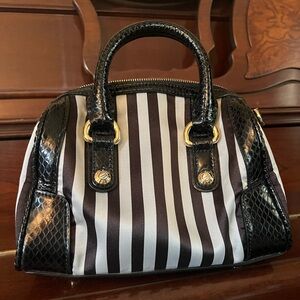 The B&W Petit Barrel Bag